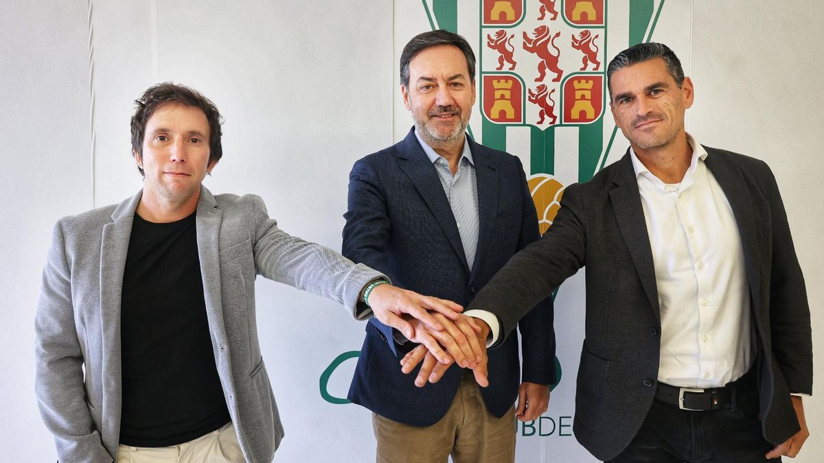 Raúl Cámara, Antonio Fernández Monterrubio y Juanito, tras su renovación