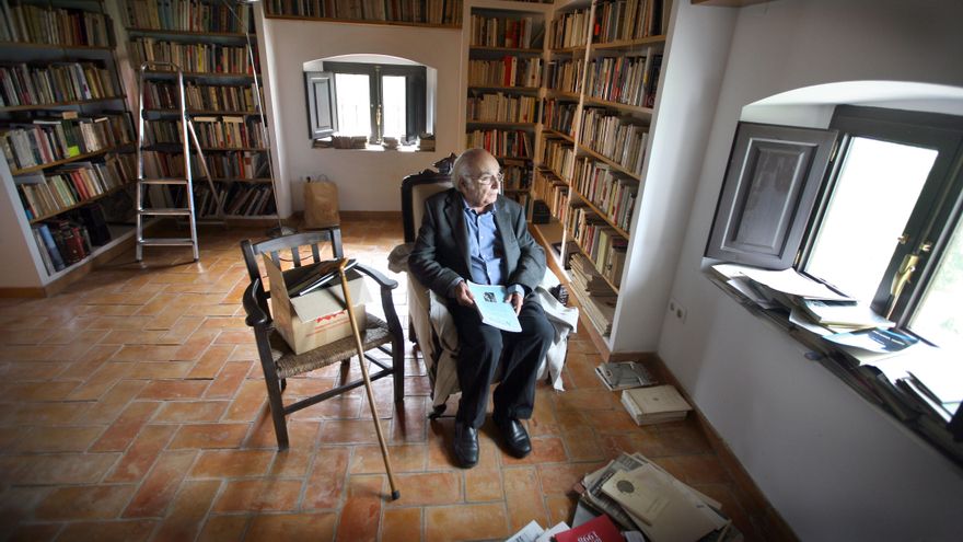 El poeta valenciano Francisco Brines, premio Cervantes 2020, en su casa de Elca. / Jesús Císcar