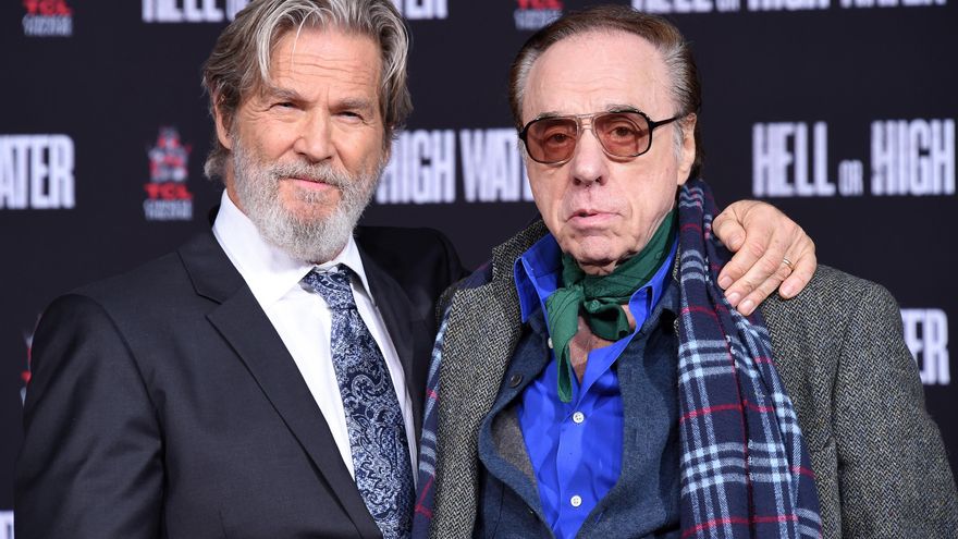 Jeff Bridges y Peter Bogdanovich el día de 2017 en el que el actor imprimía la huella de su pie y mano frente al Teatro Chino de Hollywood
