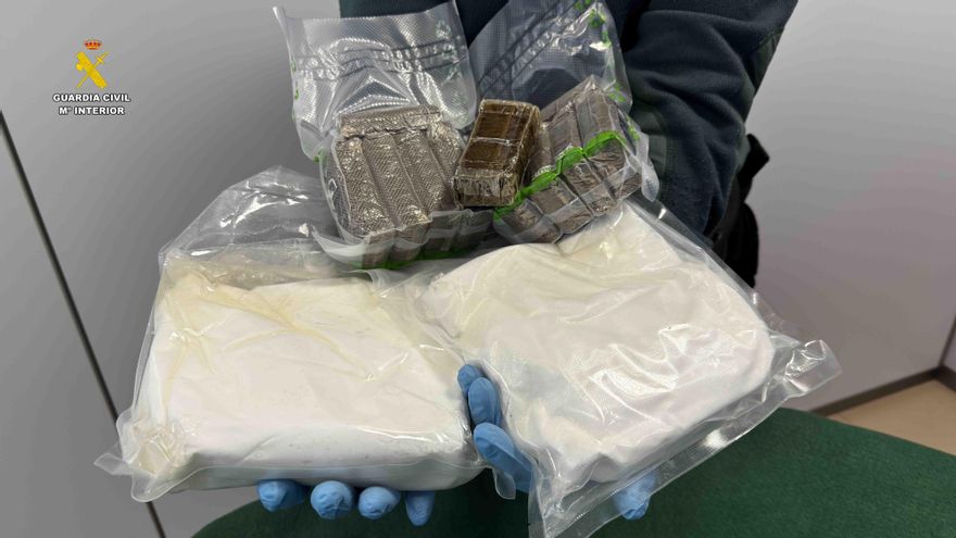 Un perro de la Guardia Civil descubre en el doble fondo de un coche en La Rioja más de 100.000 euros en droga