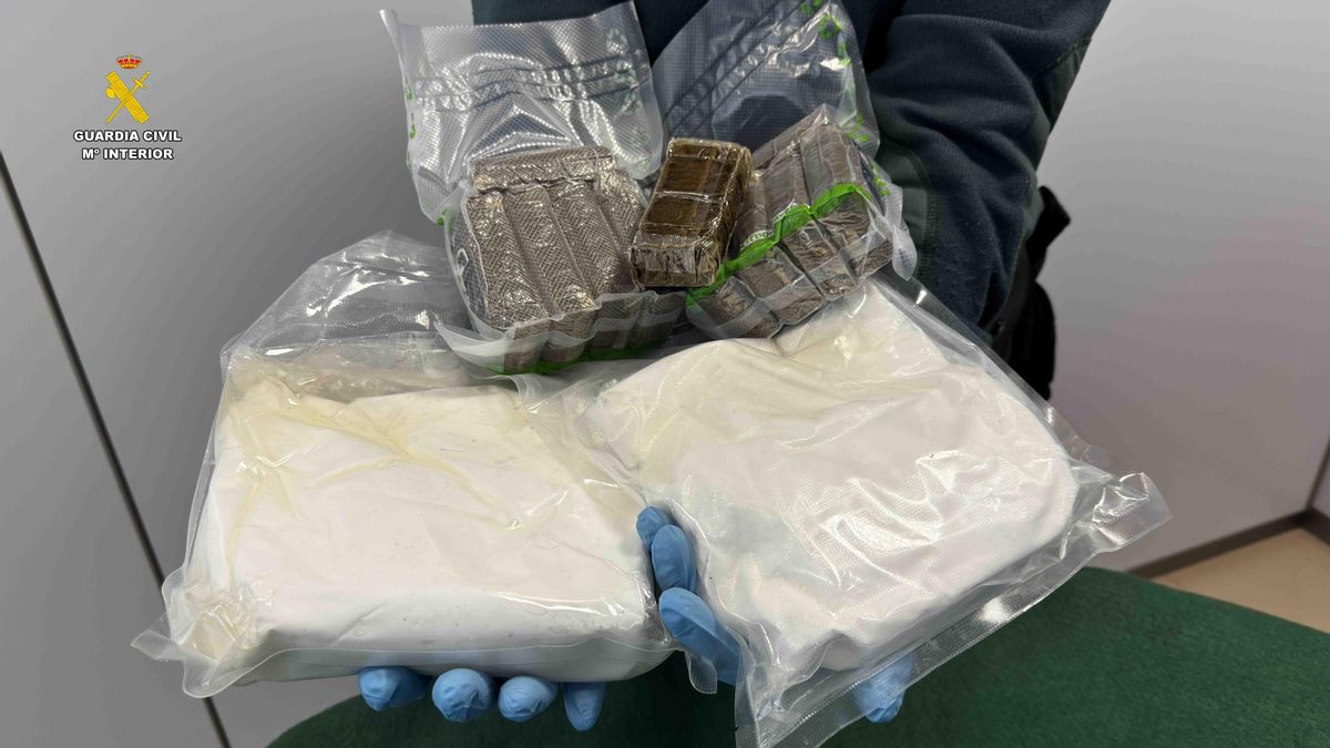 Un perro de la Guardia Civil descubre en el doble fondo de un coche en La Rioja más de 100.000 euros en droga