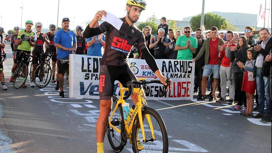 Peio García / ICAL El trabajador de Vestas Andrés Turienzo inicia el viaje en bicicleta que le llevará a Dinamarca