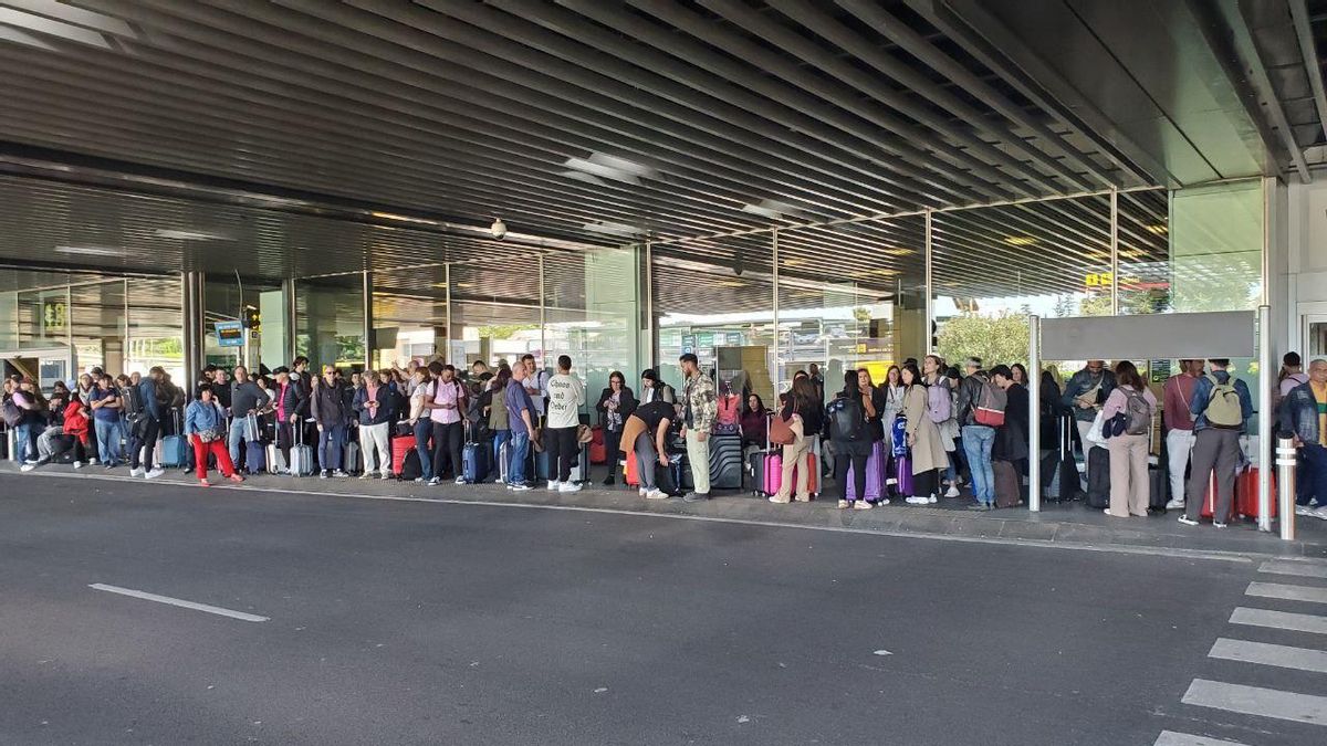 Colas de gente en la T1 de Barajas esperando al autobús durante el apagón.