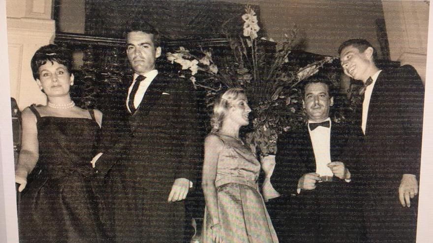 De derecha a izquierda, Emilio Díaz Miranda, Antonio Padrón (pintor), Mercedes González de Linares (escritora de 'Mujeres en la Isla'), Matías Díaz Padrón (conservador del Museo Del Prado) y Carmina Miró