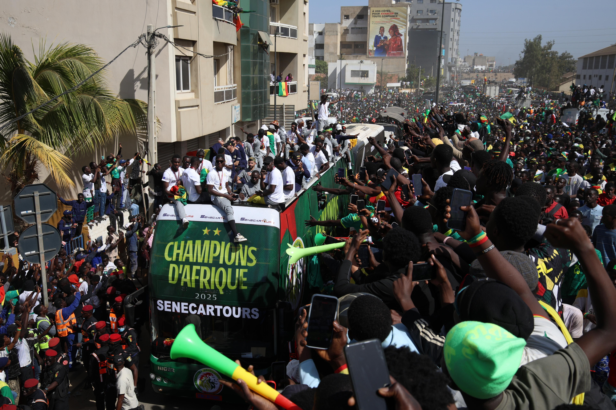 Miembros de la selección de fútbol de Senegal celebrando la victoria en Dakar, Senegal