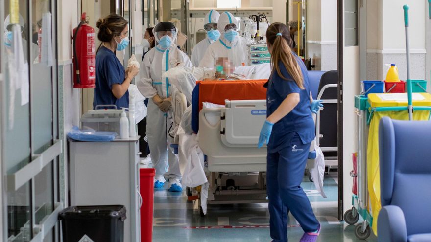 Varios sanitarios de una UCI. EFE/Marcial Guillén/Archivo