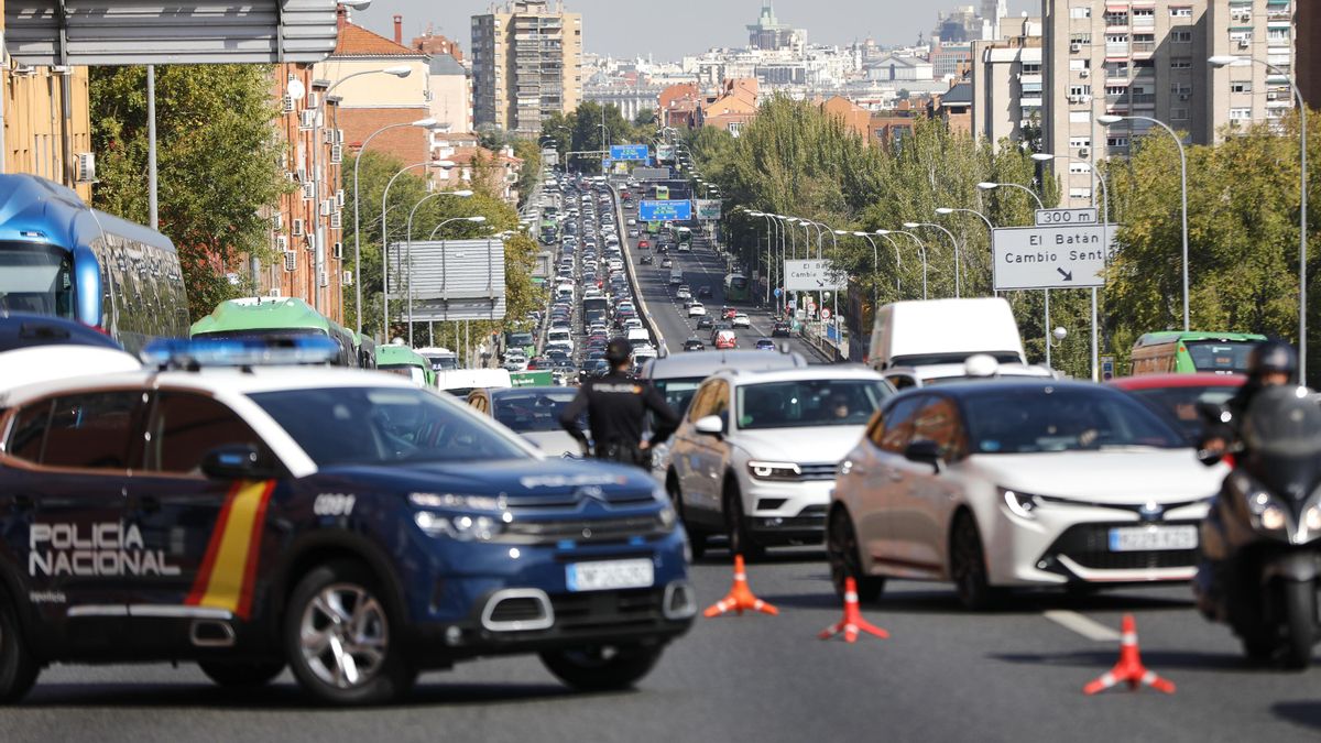 Archivo - Agentes de Policía Nacional durante un control en la carretera A-5, en Madrid, el 9 de octubre de 2020