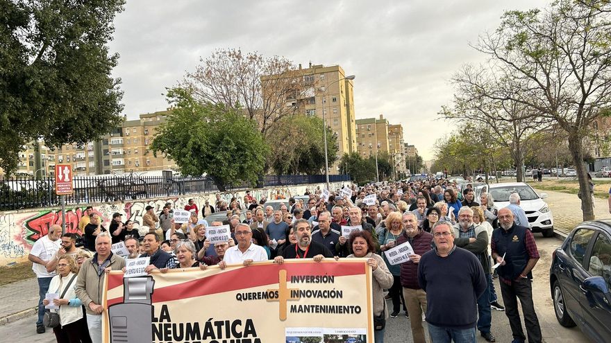 El PP eliminará la recogida neumática de basura en Pino Montano pese a la oposición en bloque del pleno