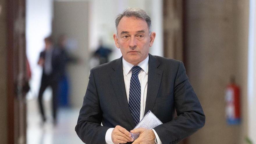 El portavoz adjunto y diputado de Sumar en el Congreso, Enrique Santiago, a su llegada a la Junta de portavoces en el Congreso de los Diputados, a 27 de enero de 2026, en Madrid (España).