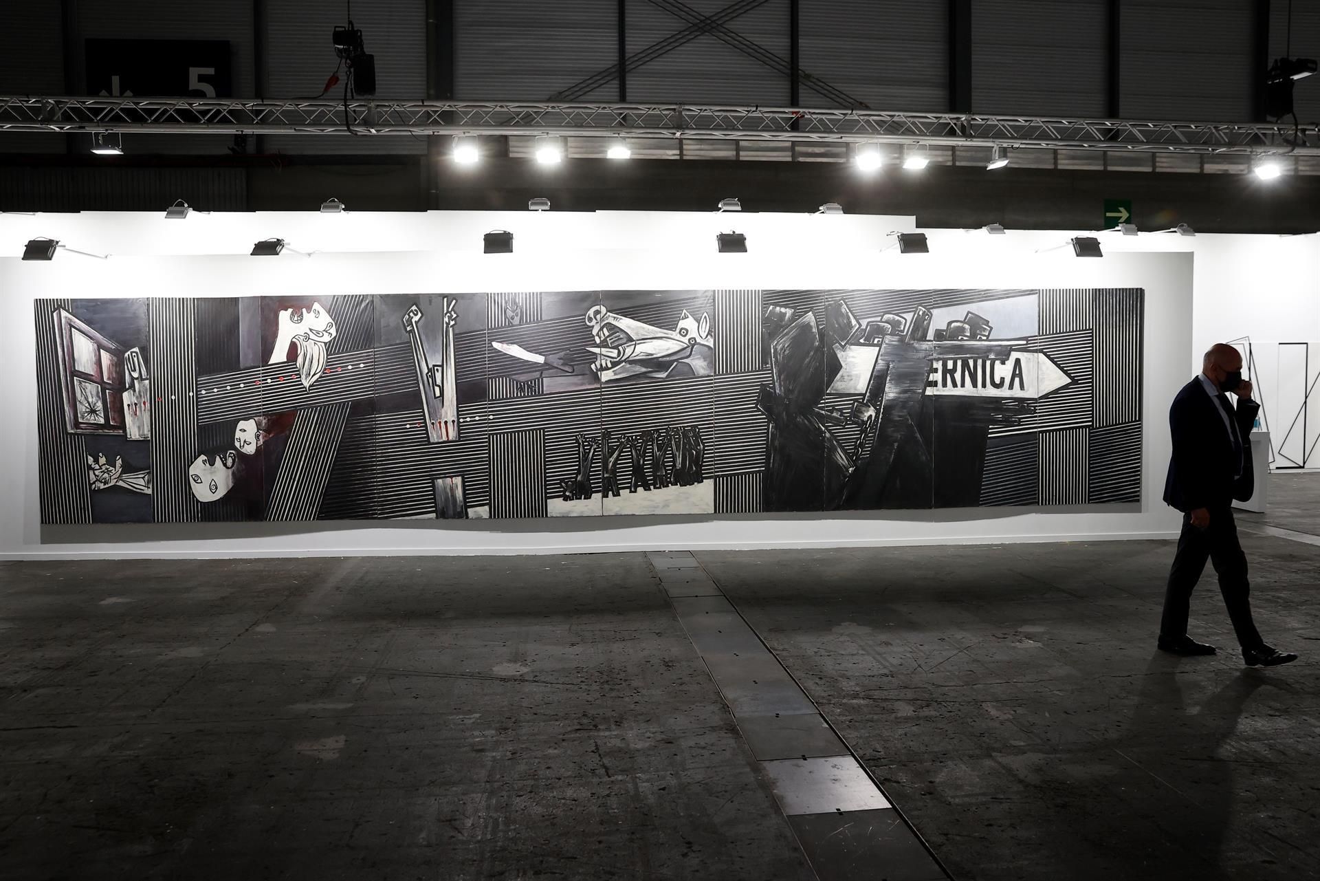 Versión del Guernica de 10 metros de largo por Agustín Ibarrola de la galería José de la Mano en la edición ARCO 2021