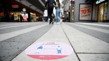 Una señal que pide distancias de dos metros entre personas en una calle de Estocolmo.
