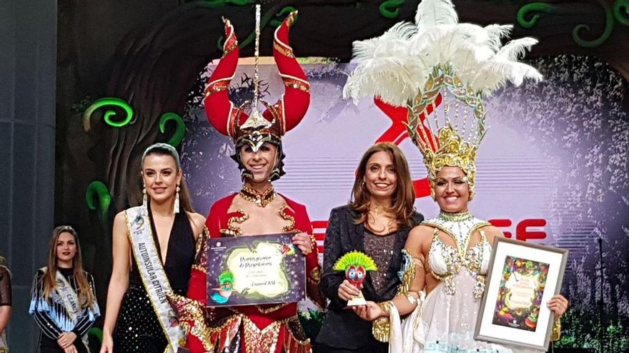Entrega de los premios a los representantes de Los Joroperos, de manos de la concejala Gladis de León