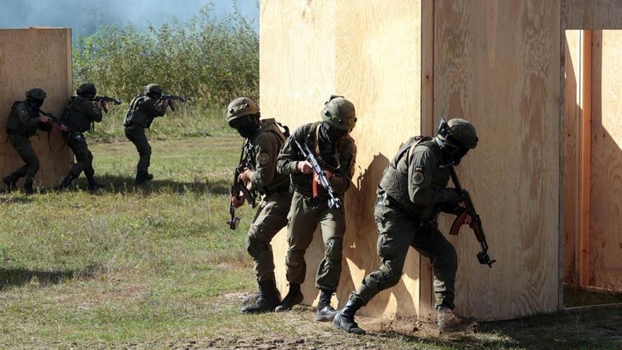 NWO03 LVIV (UCRANIA) 15/09/2017.- Soldados ucranianos participan en un ejercicio militar multinacional Rapid Trident-2017 en Lviv, Ucrania, hoy, 15 de septiembre de 2017. Los ejercicios militares del Rapid Trident-2017 comenzaron en Ucrania el pasado 11 de septiembre en apoyo a las maniobras realizados por Ucrania, Estados Unidos, OTAN y naciones pacíficas. Cerca de 2500 soldados de Ucrnia, Estados Unidos, Canadá, Bulgaria, Georgia, Estonia, Italia, Letonia, Lituania, Moldavia, Noruega, Polonia, Rumanía, Turquía y Reino Unido forman parte de estas maniobras de entrenamiento.