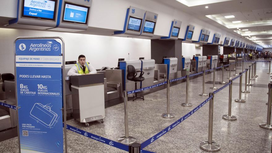 Los sindicatos de pilotos y aeronavegantes realizarán un paro en el inicio de Semana Santa