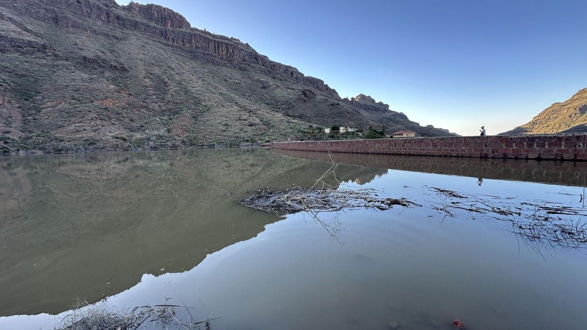 Presa de Ayagaures llena tras un invierno de lluvias.
