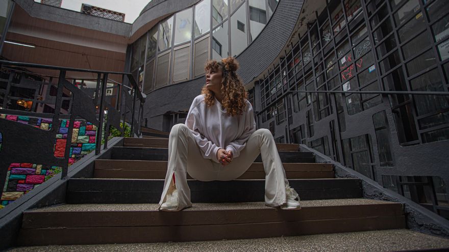 Mel Ömana, artista de Gran Canaria, durante la entrevista