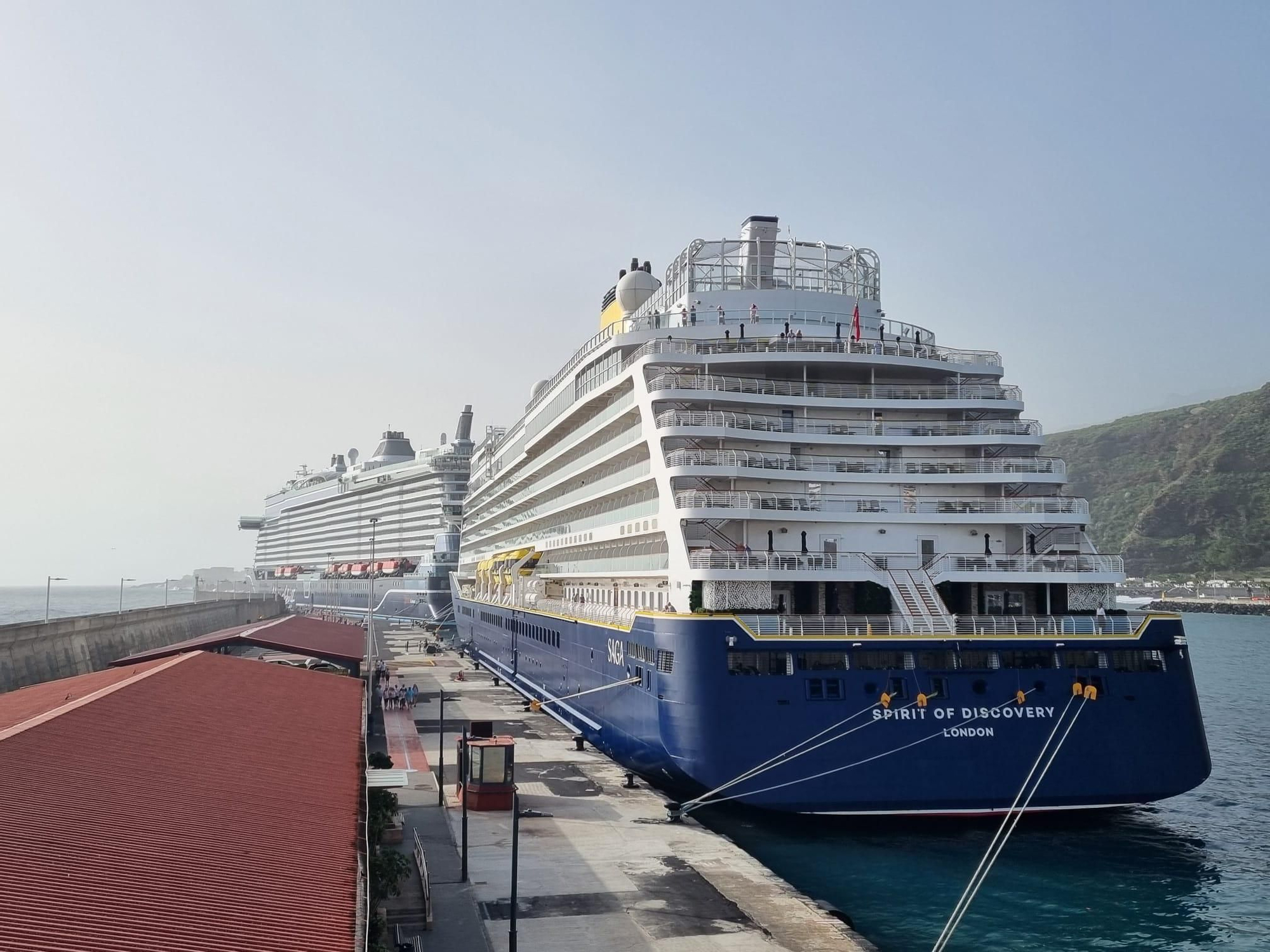 Los buques de crucero ‘Mein Schiff  Relax’ y  'Spirit of Discovery’, este lunes, en el puerto de Santa Cruz de L