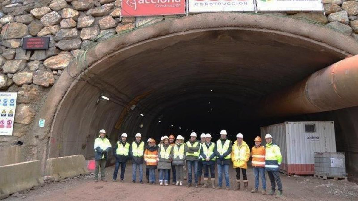 Visita a las obras de los túneles de Belate, con los logotipos de Acciona, Servinabar 2000 y Osés