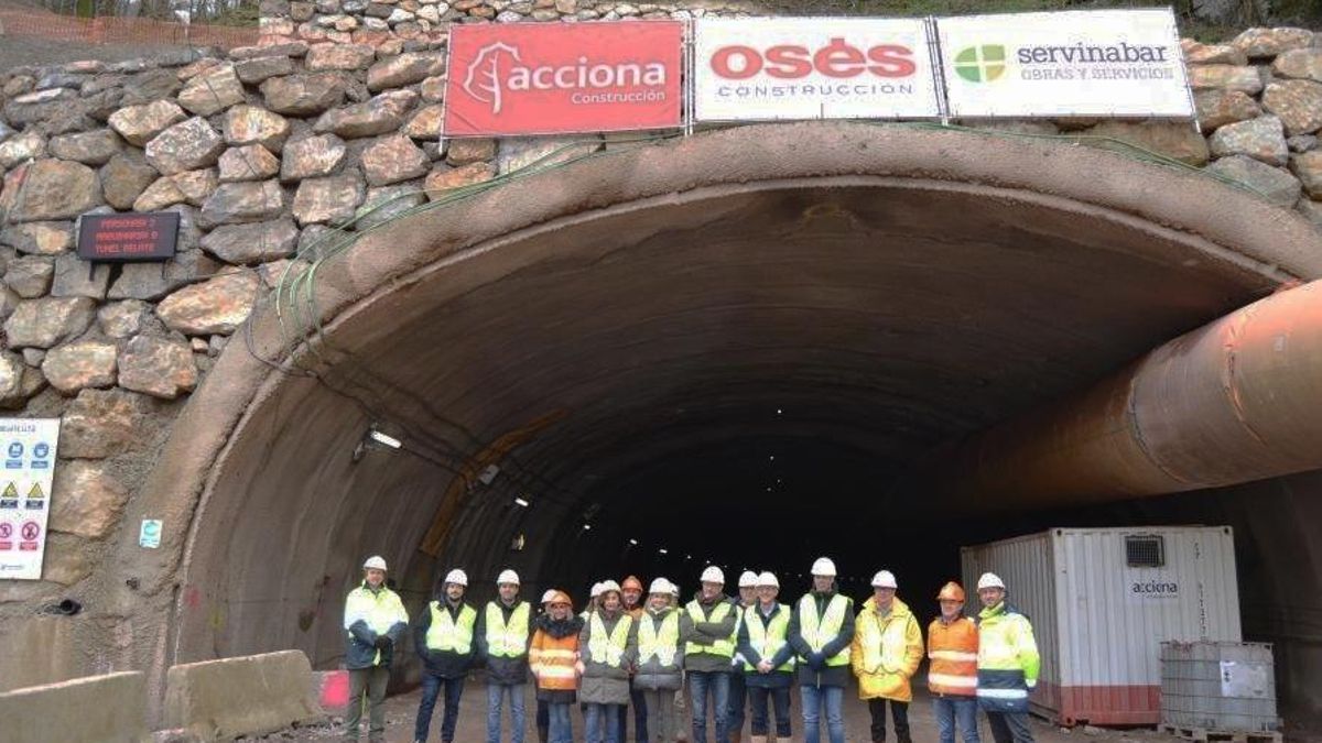 Visita a las obras de los túneles de Belate, con los logotipos de Acciona, Servinabar 2000 y Osés