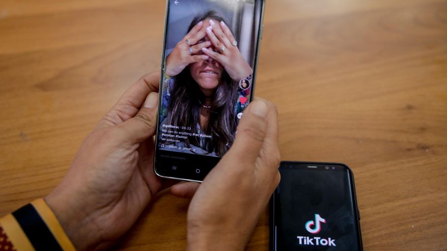 Una persona mira en su móvil el vídeo de una joven en la red musical Tik Tok, en Madrid (España), a 22 de septiembre de 2020.