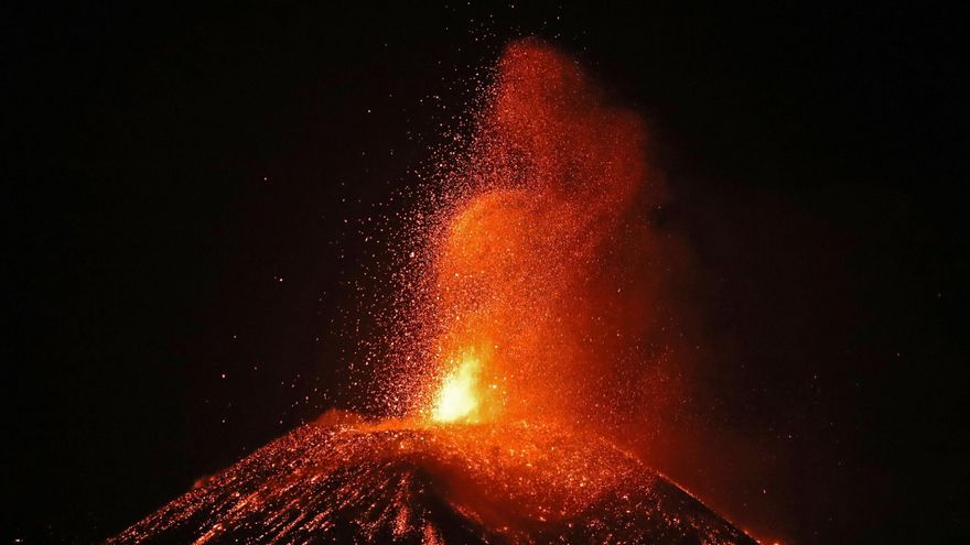 El volcán de Cumbre Vieja, La Palma, durante la noche de este sábado