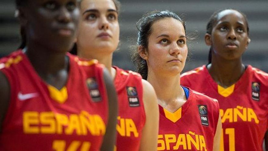 Naira Cáceres, en el centro de la imagen, con la selección.