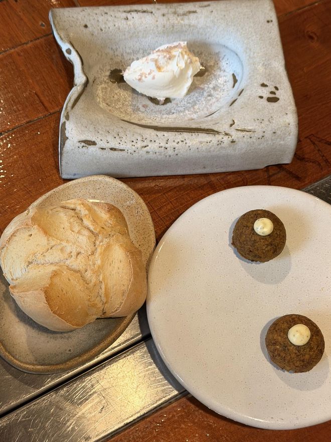 Pan de puño de Amaro, mantequilla y Falafel de bienvenida. 