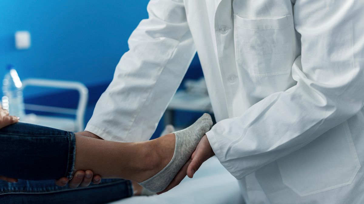 El podólogo puede ayudarnos aspectos como conocer cuál es el calzado más adecuado que se adapta a la forma del pie y al nivel de actividad.