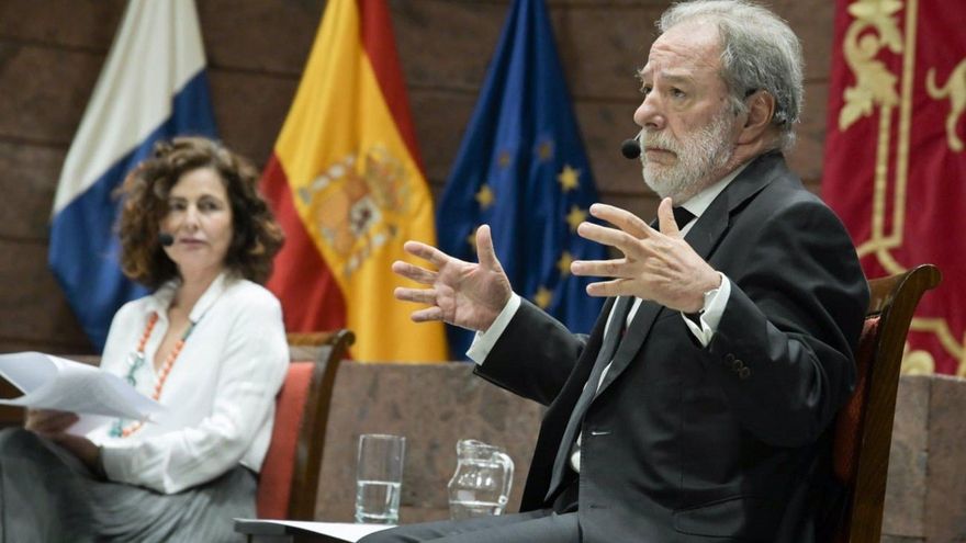 El economista Rivero Ceballos ve un "desastre" la economía canaria en el siglo XXI: "Esto va para atrás"