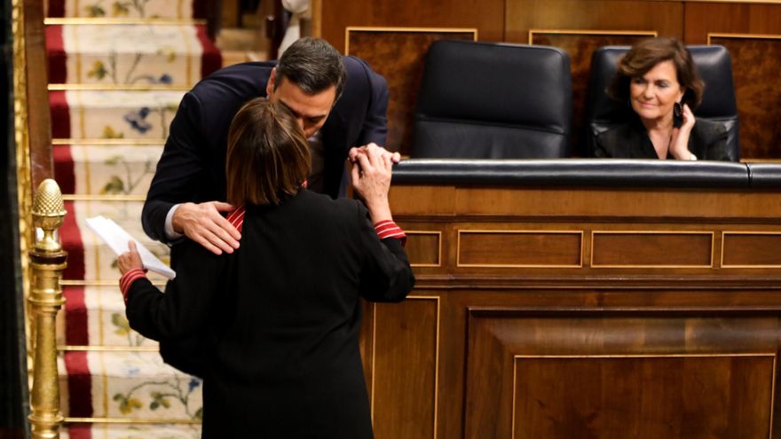 El presidente del Gobierno en funciones, Pedro Sánchez, saluda afectuosamente a la diputada de Más País-Equo, Inés Sabanés, tras su intervención en la primera sesión del debate de investidura de Sánchez en la XIV Legislatura.