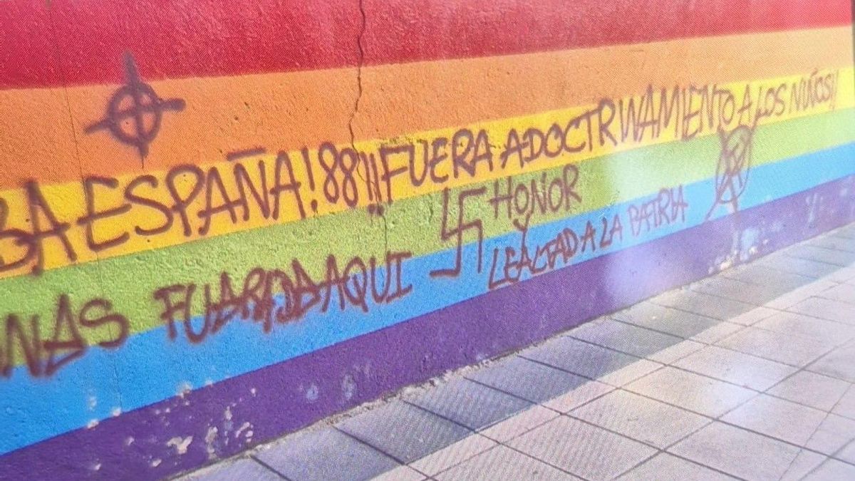 Vandalizan con pintadas nazis el mural arcoíris de un colegio de Chamberí