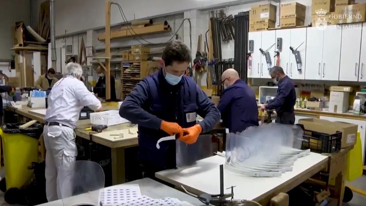 Operarios de talleres del Gobierno fabrican casi 6.000 caretas para hospitales y residencias de Cantabria