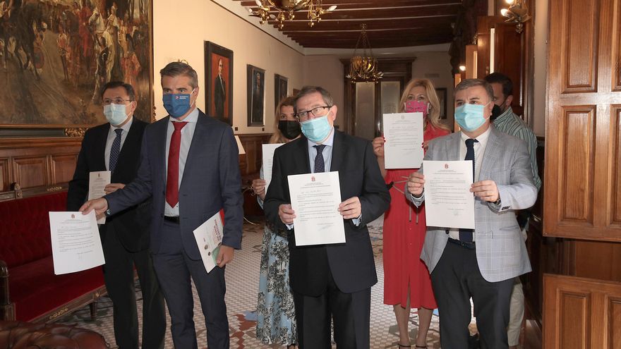 El alcalde de Granada (Cs) se enroca en un gobierno con el único apoyo de un edil