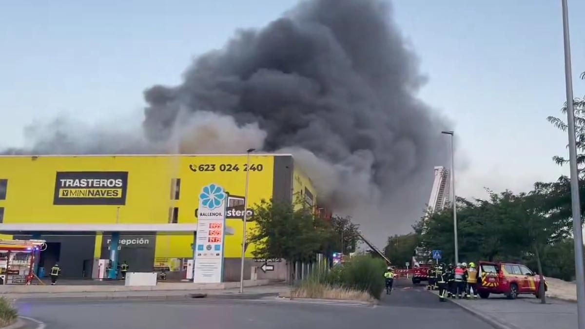 Bomberos del Ayuntamiento de Madrid trabajando en la extinción del incendio en la nave de trasteros