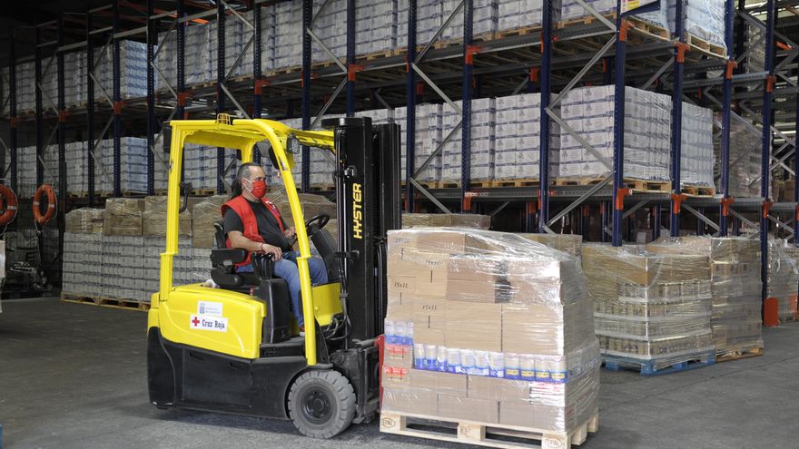 Entrega de alimentos por parte de Cruz Roja en Canarias