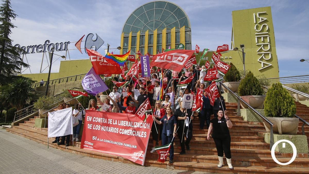 Protesta de trabajadores en de Carrefour La Sierra contra la apertura el Domingo de Ramos