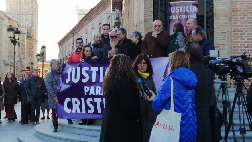 Concentración en Mora en apoyo a la familia de la víctima / Asociación de Mujeres María de Padilla