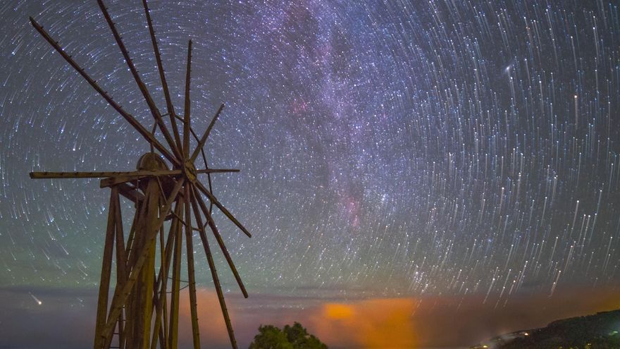 Imagen de Astronomía del Día. Título: 'El molino de viento y los rastros de estrellas'. Autor: Juan Antonio González.