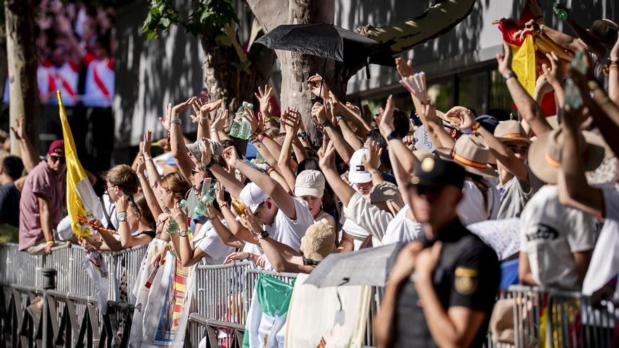 Multitud de personas presencian la vigilia de oración, en la plaza de Lima, a 6 de junio de 2026