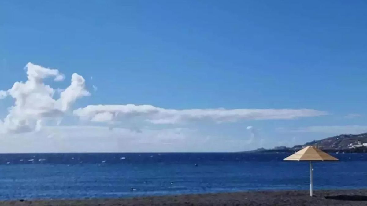 Imagen de archivo de la playa de Santa Cruz de La Palma un día poco nuboso.