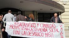 Los fondos buitres inician el año con desahucios en los pisos protegidos que compraron en Madrid. / L.O.