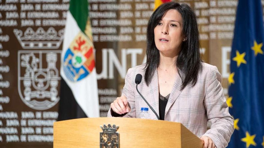 La consejera de Educación deja el cargo para ser diputada provincial, y lo asume el de Economía