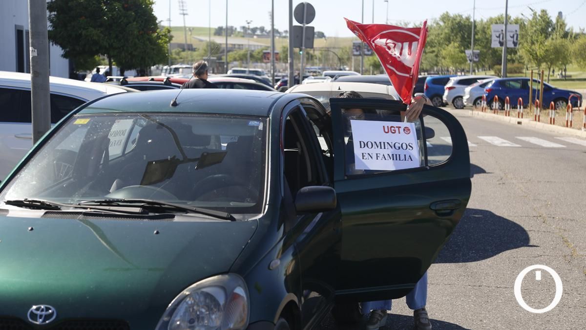 Caravana de vehículos para mostrar su disconformidad con la apertura de comercios en domingos y festivos