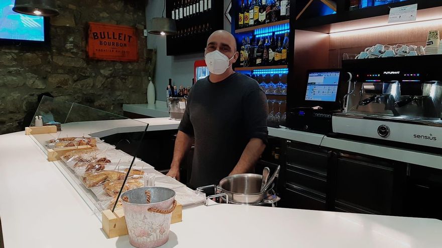 Miguel, propietario del bar Bikiak, en Bilbao
