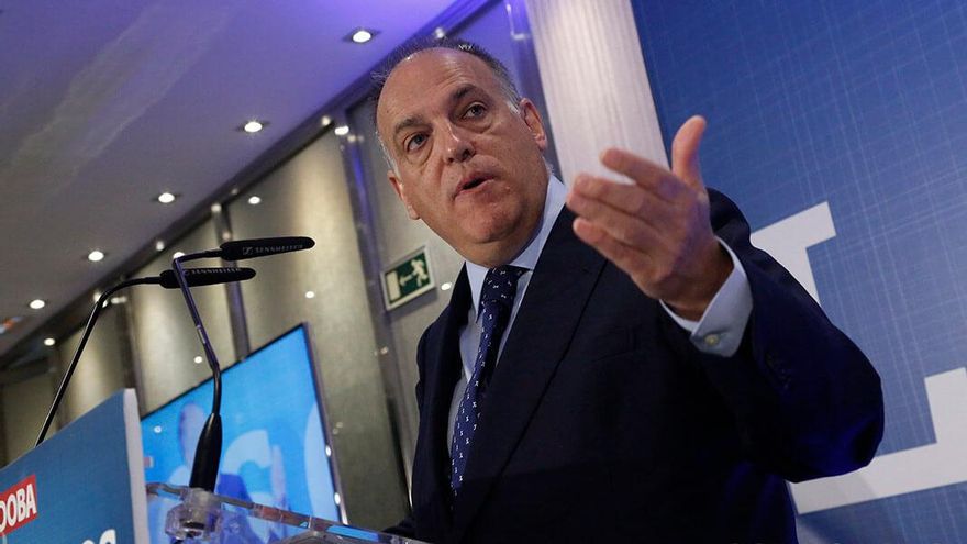 Javier Tebas y Antonio Fernández Monterrubio se sientan ante la afición este miércoles en Loyola