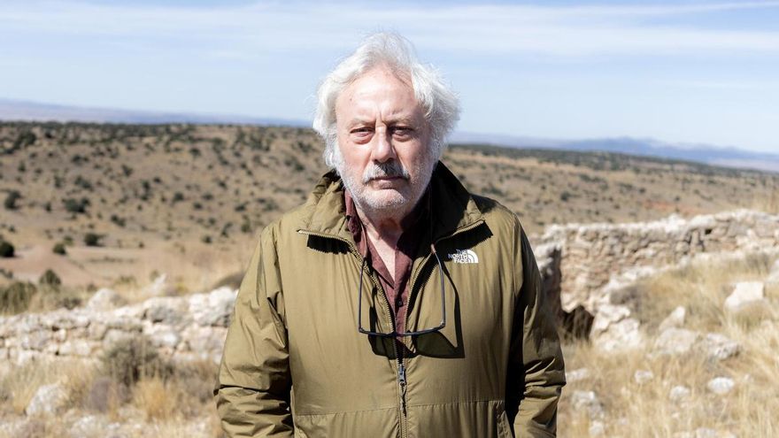 Julio Llamazares repite el viaje de su padre en la Guerra Civil: "Sigue siendo igual, se matan jóvenes que no se odian por culpa de viejos que sí"