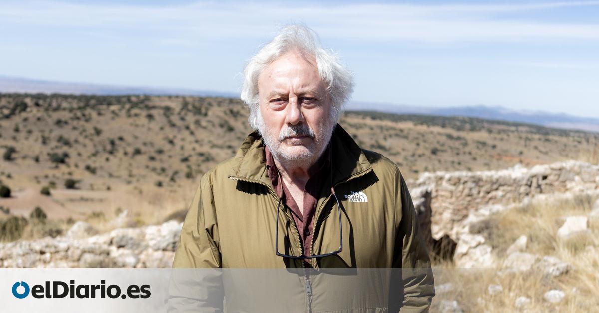 Julio Llamazares repite el viaje de su padre en la Guerra Civil: “Sigue siendo igual, se matan jóvenes que no se odian por culpa de viejos que sí”
