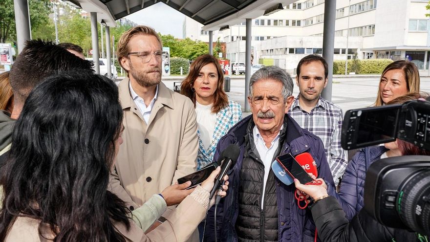 El presidente de Cantabria y candidato del PRC a la reelección, Miguel Ángel Revilla (derecha), y el candidato regionalista a la Alcaldía de Santander, Felipe Piña (izda), en la Plaza de la Ciencia