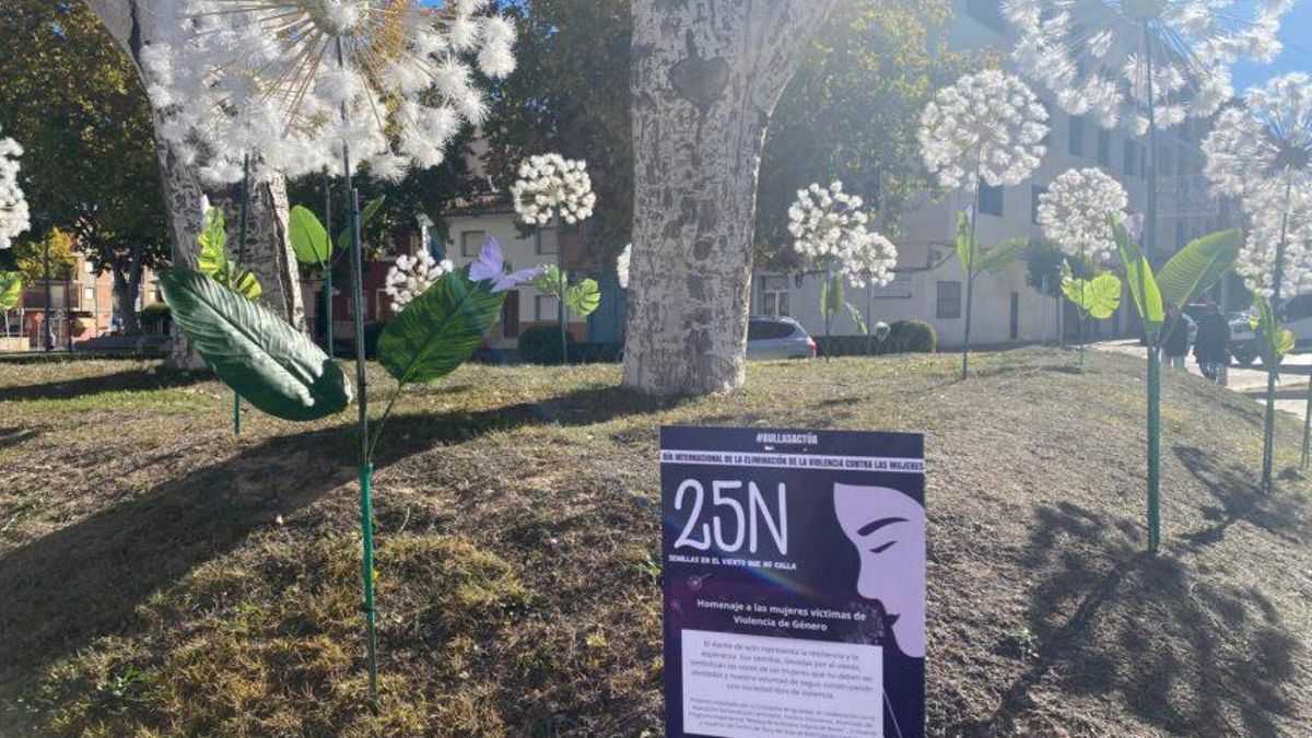 Bullas rinde homenaje a las mujeres víctimas de violencia de género con la instalación 'Semillas en el viento que no calla'