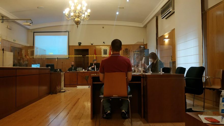 Absuelto el joven que fue acusado de dañar la escultura de Colón y robar en la sede de Democracia Nacional